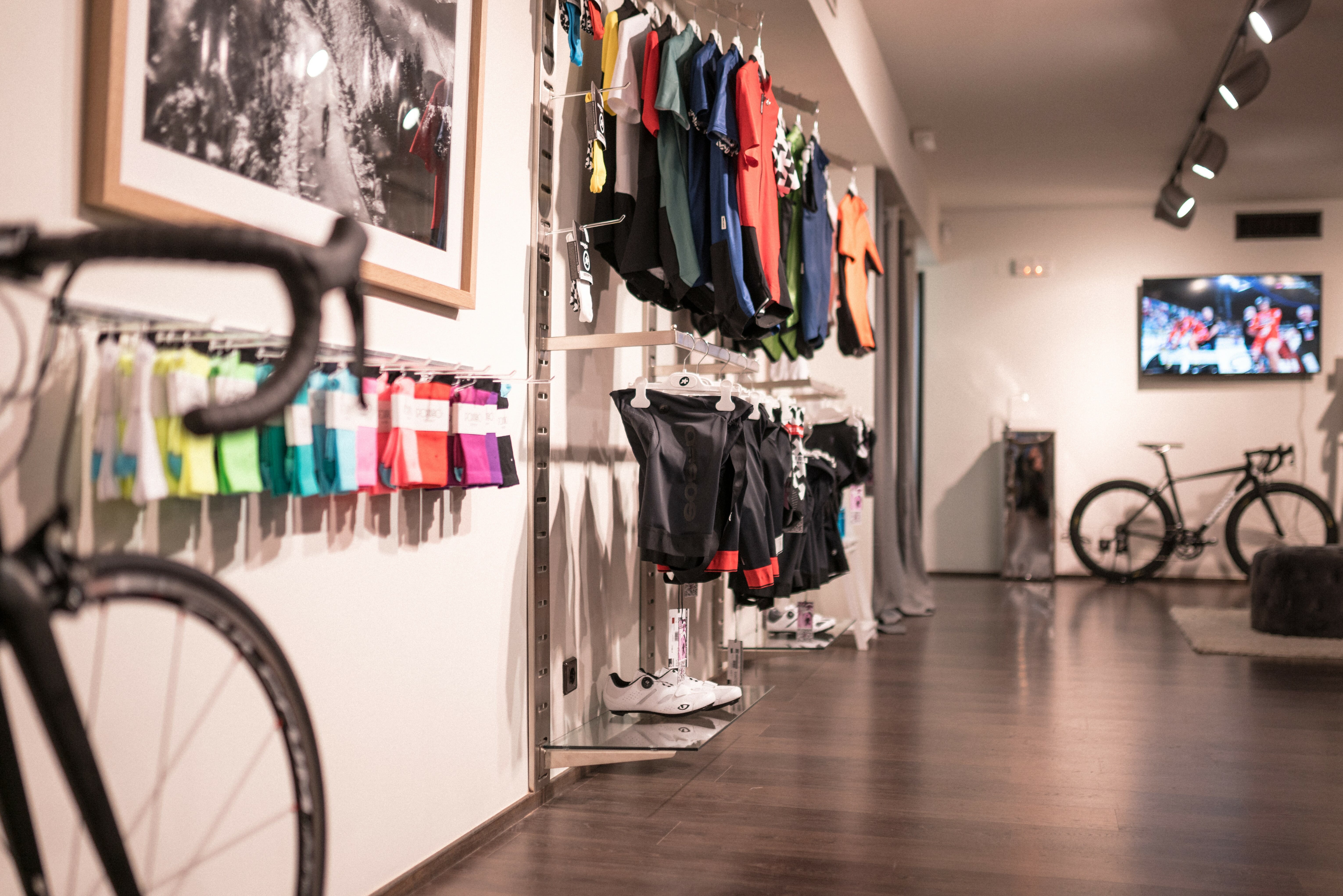 In our Girona hub you will find the best cycling products, the tastiest drinks and the best mechanics