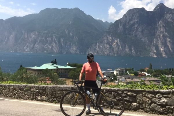 Trans-Alpes-Gravel-Cycle-Tour-Comer-Dormir-Conducción-Apoyo