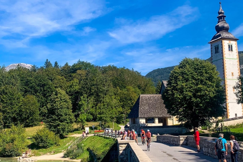 Vistas de Eslovenia y ciclistas
