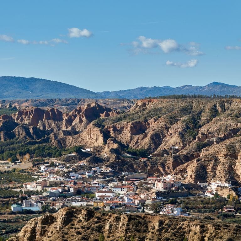 Badlands-comer-dormir-ciclismo-bicicleta-gravel-aventura-pueblo-blanco