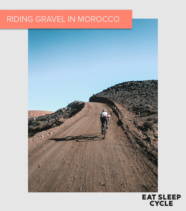 Andar en bicicleta en Marruecos sobre grava